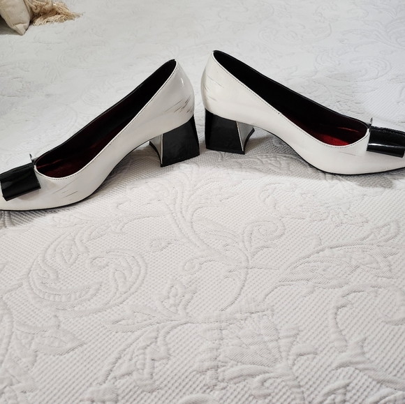 Women's shoes Size 8, black and White pump. - Picture 4 of 6
